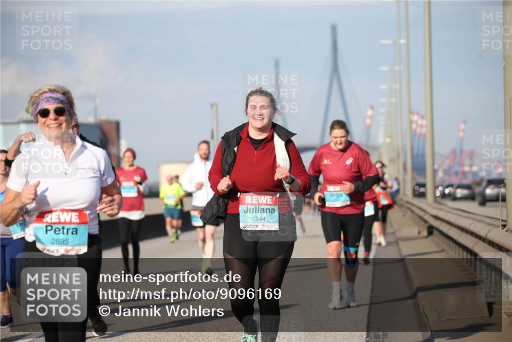 03.10.2025 - Köhlbrandbrückenlauf Jannik Wohlers http://msf.ph/oto/9096169 03.10.2025 10:14:27 Position 3 2895, 2344 meine-sportfotos.de
