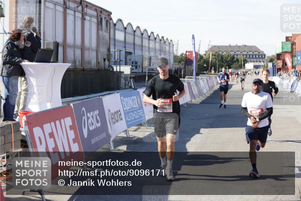 03.10.2025 - Köhlbrandbrückenlauf Jannik Wohlers http://msf.ph/oto/9096171 03.10.2025 12:55:30 Ziel 4089, 4104, 4233, 6091 meine-sportfotos.de