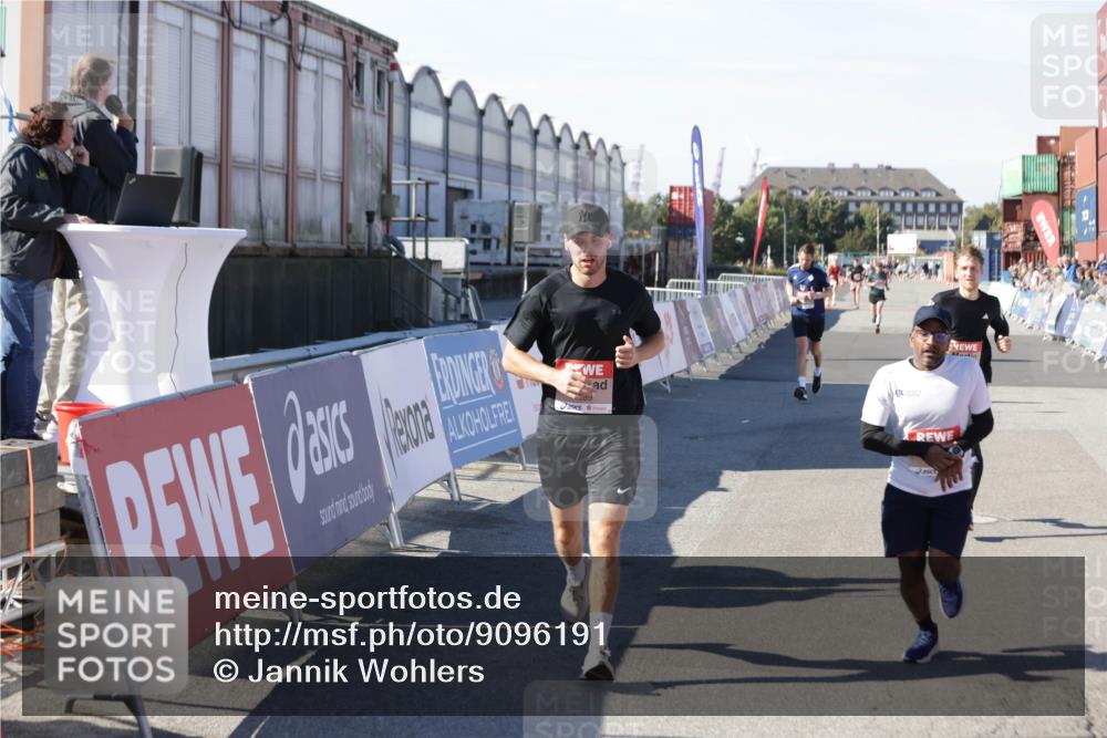 03.10.2025 - Köhlbrandbrückenlauf Jannik Wohlers http://msf.ph/oto/9096191 03.10.2025 12:55:30 Ziel 4089, 4104, 4233, 6091 meine-sportfotos.de