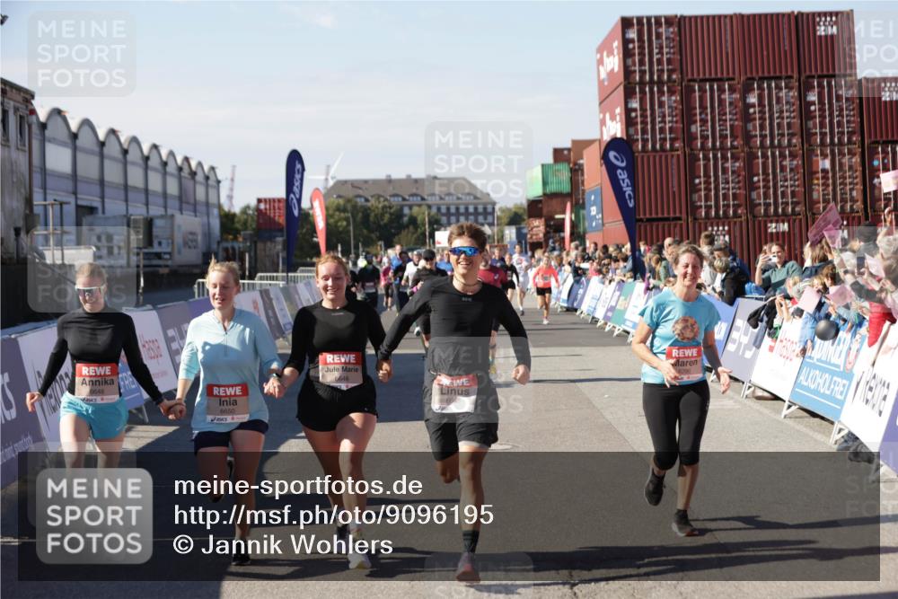03.10.2025 - Köhlbrandbrückenlauf Jannik Wohlers http://msf.ph/oto/9096195 03.10.2025 13:21:01 Ziel 4680, 4915, 4916, 5006, 5084, 5130, 5156, 5169, 5363, 5377, 5501, 6282, 6296, 6645, 6646, 6648, 6650, 6780 meine-sportfotos.de