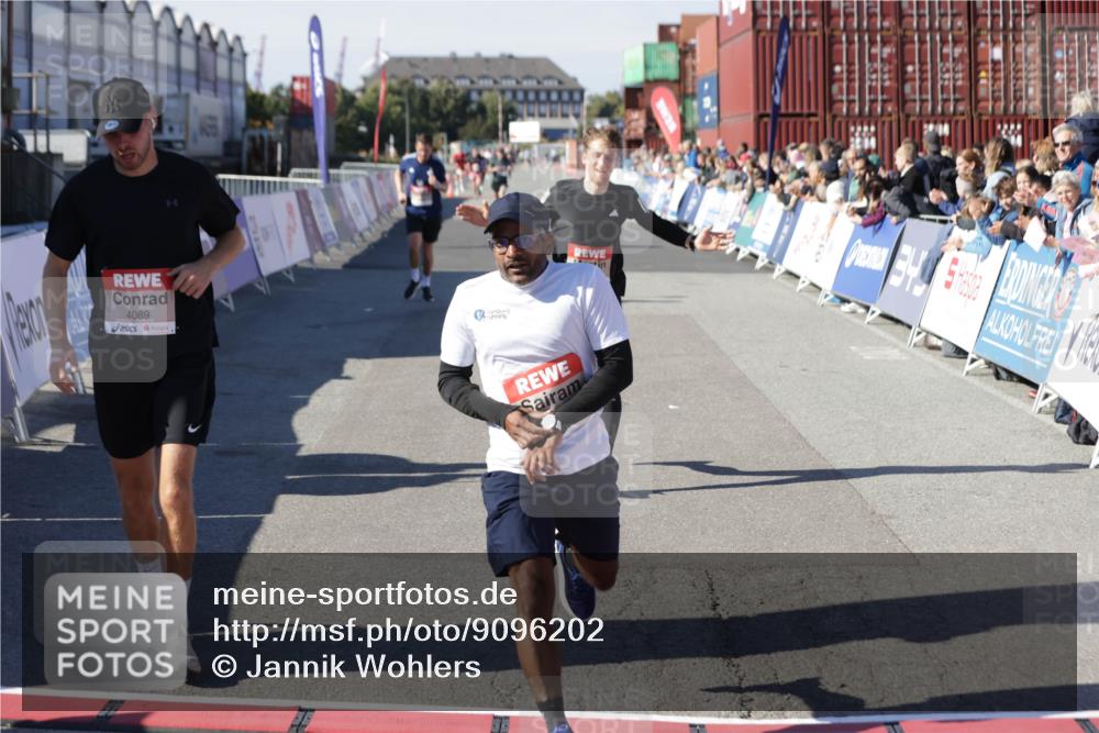 03.10.2025 - Köhlbrandbrückenlauf Jannik Wohlers http://msf.ph/oto/9096202 03.10.2025 12:55:30 Ziel 4089, 4104, 4233, 6091 meine-sportfotos.de