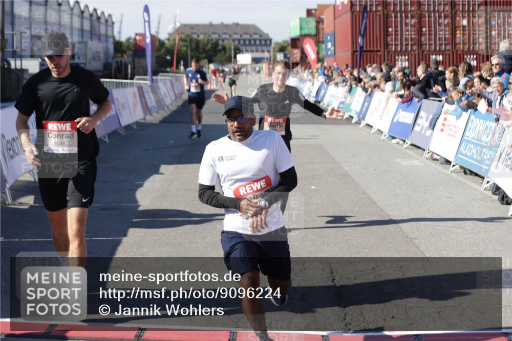 03.10.2025 - Köhlbrandbrückenlauf Jannik Wohlers http://msf.ph/oto/9096224 03.10.2025 12:55:30 Ziel 4089, 4104, 4233, 6091 meine-sportfotos.de