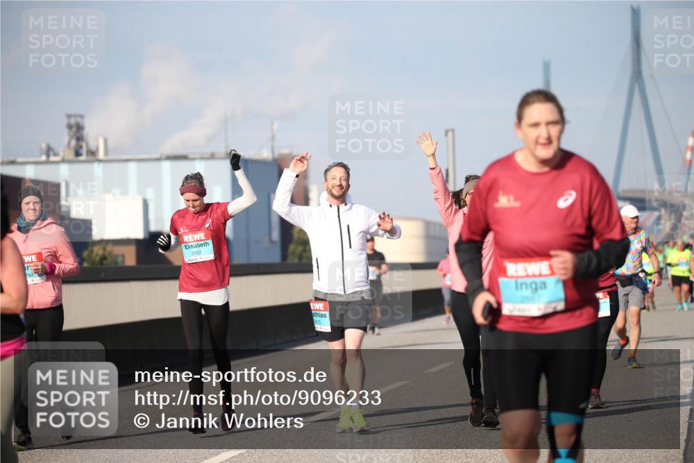 03.10.2025 - Köhlbrandbrückenlauf Jannik Wohlers http://msf.ph/oto/9096233 03.10.2025 10:14:30 Position 3 233, 20, 2, 1475 meine-sportfotos.de