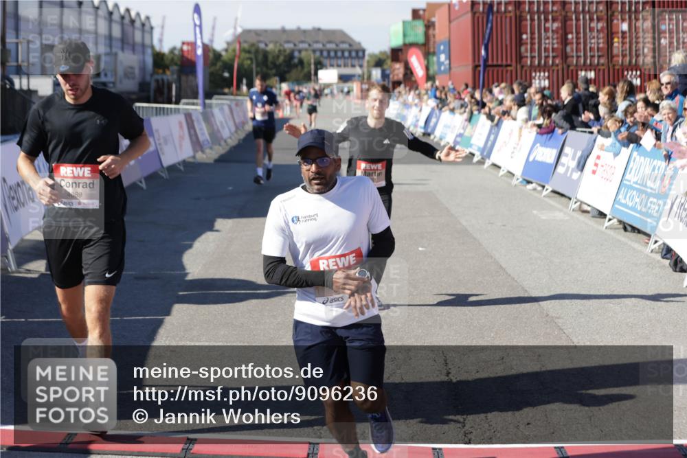 03.10.2025 - Köhlbrandbrückenlauf Jannik Wohlers http://msf.ph/oto/9096236 03.10.2025 12:55:30 Ziel 4089, 4104, 4233, 6091 meine-sportfotos.de