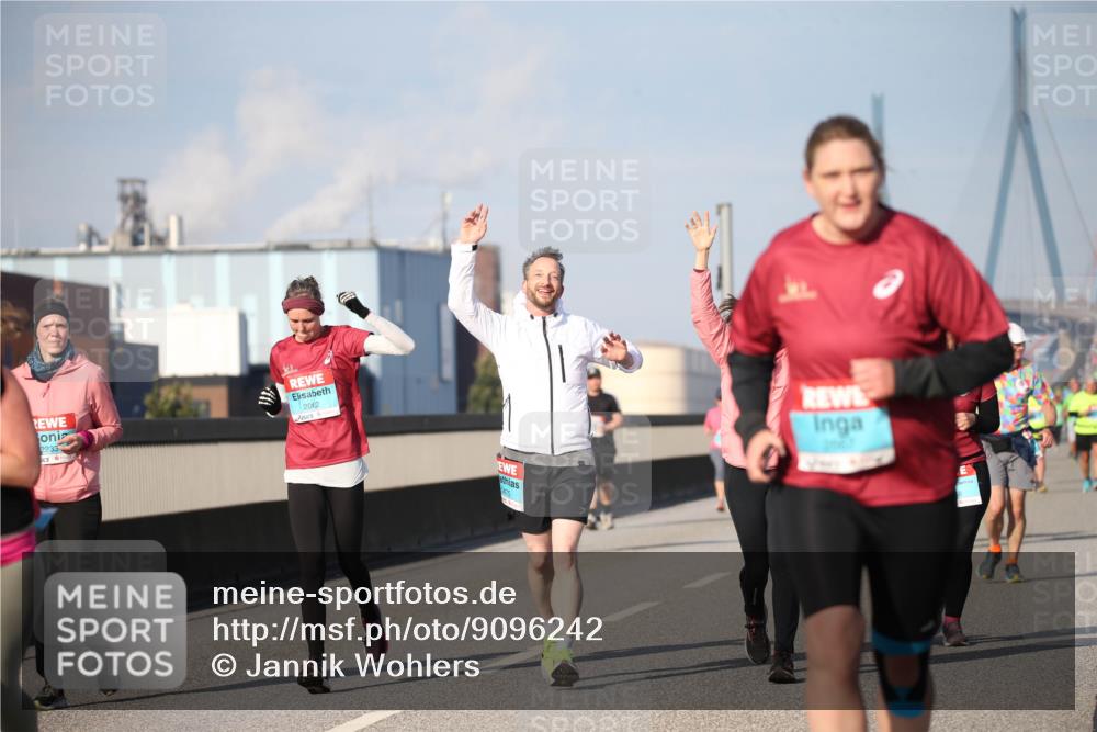 03.10.2025 - Köhlbrandbrückenlauf Jannik Wohlers http://msf.ph/oto/9096242 03.10.2025 10:14:30 Position 3 2233, 2062 meine-sportfotos.de