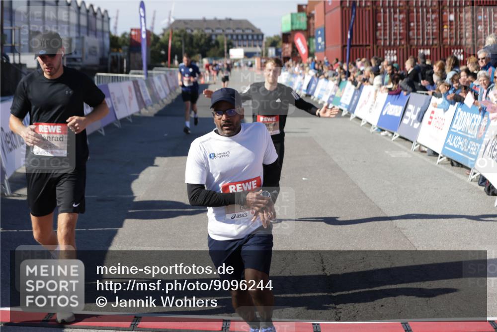 03.10.2025 - Köhlbrandbrückenlauf Jannik Wohlers http://msf.ph/oto/9096244 03.10.2025 12:55:31 Ziel 4089, 4104, 4233, 6091 meine-sportfotos.de
