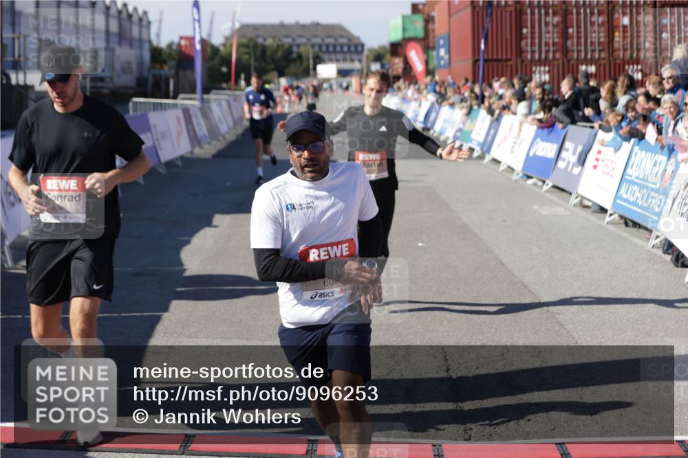 03.10.2025 - Köhlbrandbrückenlauf Jannik Wohlers http://msf.ph/oto/9096253 03.10.2025 12:55:31 Ziel 4089, 4104, 4233, 6091 meine-sportfotos.de