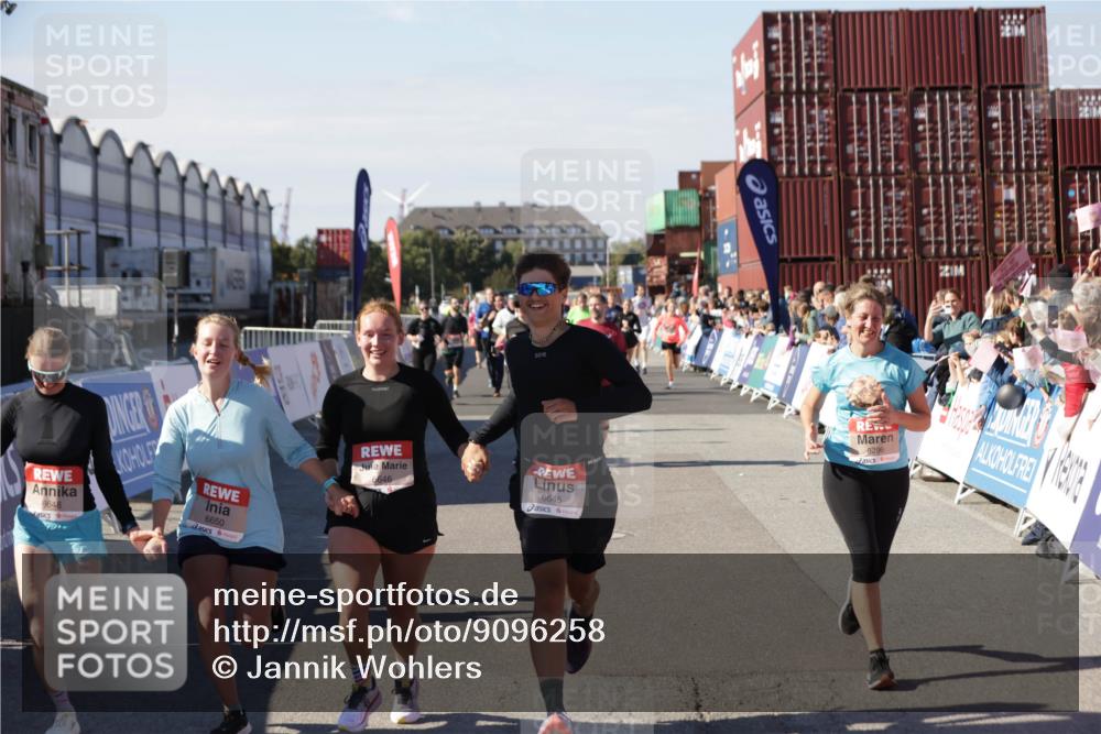 03.10.2025 - Köhlbrandbrückenlauf Jannik Wohlers http://msf.ph/oto/9096258 03.10.2025 13:21:02 Ziel 4680, 4749, 4915, 4916, 5006, 5084, 5130, 5156, 5169, 5363, 5377, 5501, 6282, 6296, 6645, 6646, 6648, 6650, 6756, 6780 meine-sportfotos.de