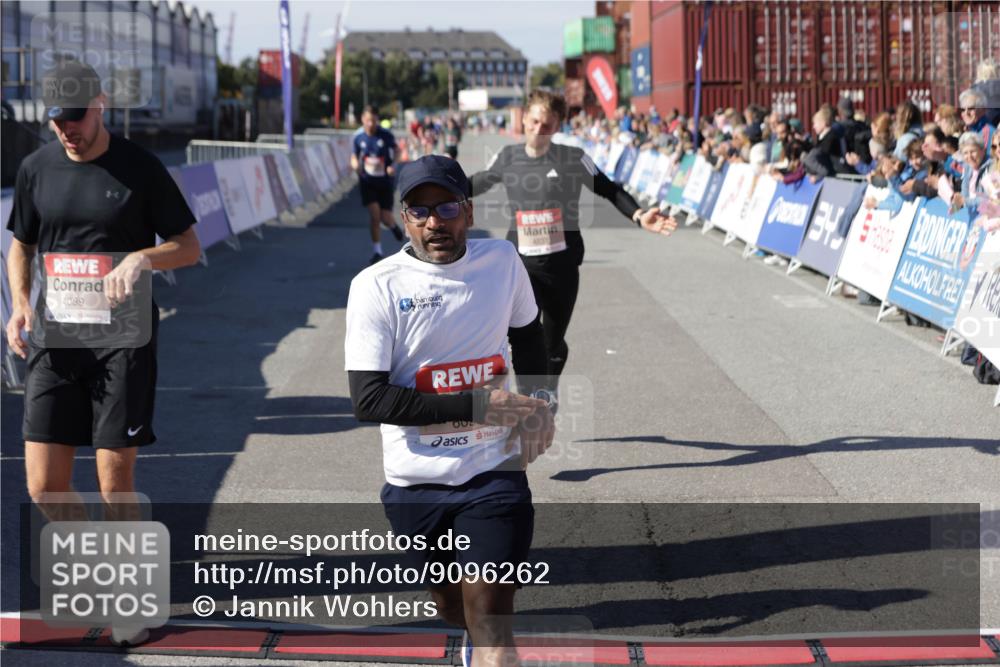 03.10.2025 - Köhlbrandbrückenlauf Jannik Wohlers http://msf.ph/oto/9096262 03.10.2025 12:55:31 Ziel 4089, 4104, 4233, 6091 meine-sportfotos.de