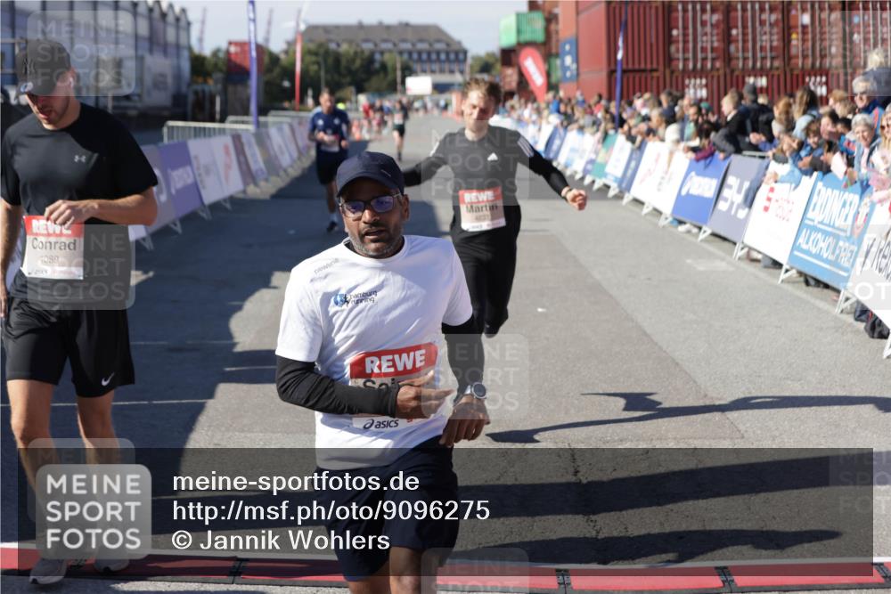 03.10.2025 - Köhlbrandbrückenlauf Jannik Wohlers http://msf.ph/oto/9096275 03.10.2025 12:55:31 Ziel 4089, 4104, 4233, 6091 meine-sportfotos.de