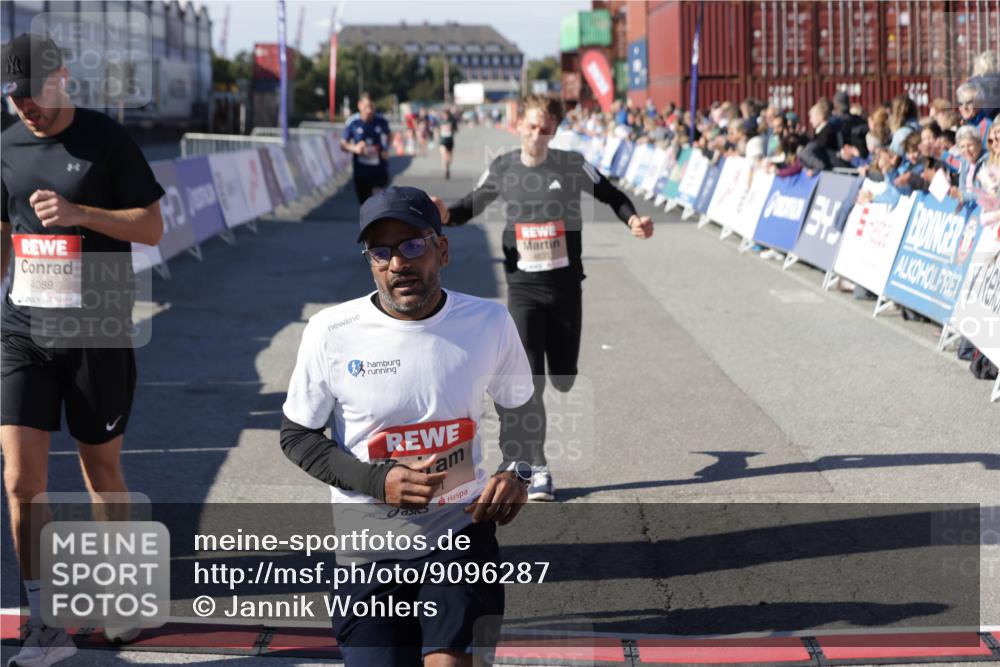 03.10.2025 - Köhlbrandbrückenlauf Jannik Wohlers http://msf.ph/oto/9096287 03.10.2025 12:55:31 Ziel 4089, 4104, 4233, 6091 meine-sportfotos.de