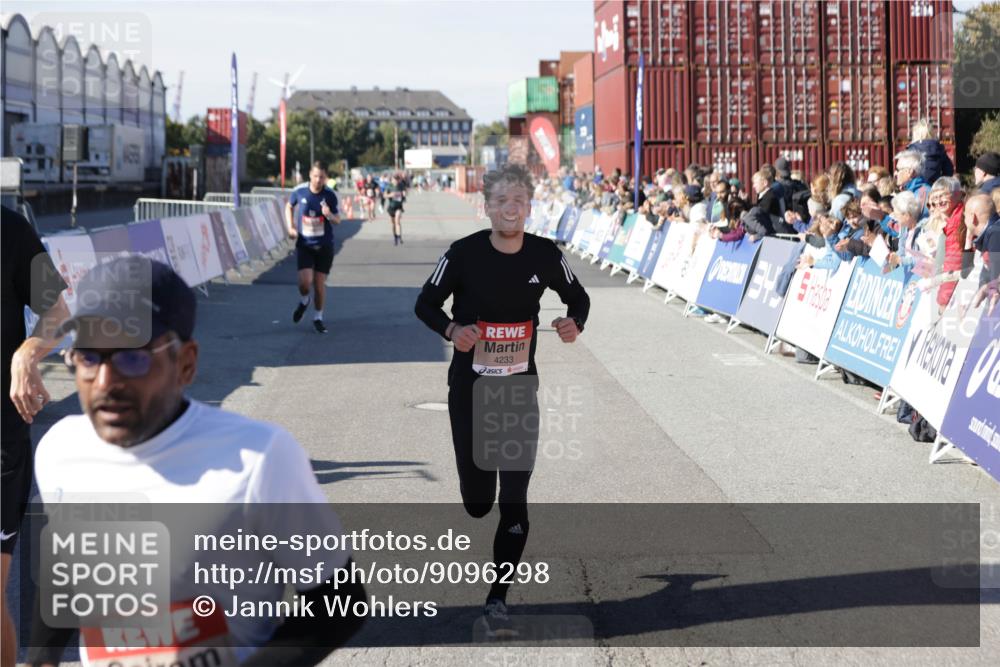 03.10.2025 - Köhlbrandbrückenlauf Jannik Wohlers http://msf.ph/oto/9096298 03.10.2025 12:55:31 Ziel 4089, 4104, 4233, 6091 meine-sportfotos.de