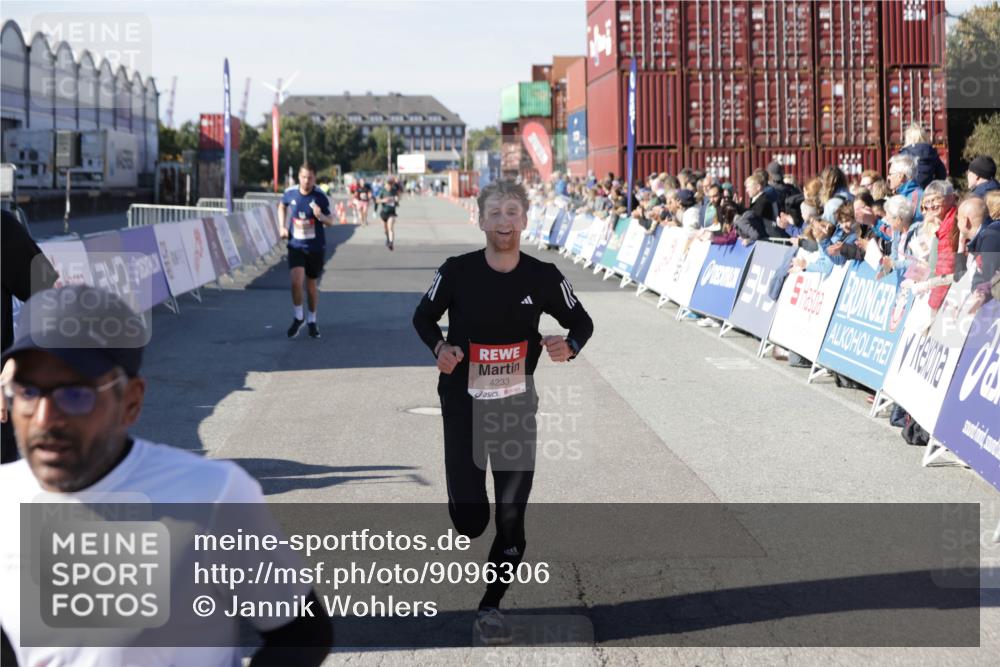 03.10.2025 - Köhlbrandbrückenlauf Jannik Wohlers http://msf.ph/oto/9096306 03.10.2025 12:55:31 Ziel 4089, 4104, 4233, 6091 meine-sportfotos.de