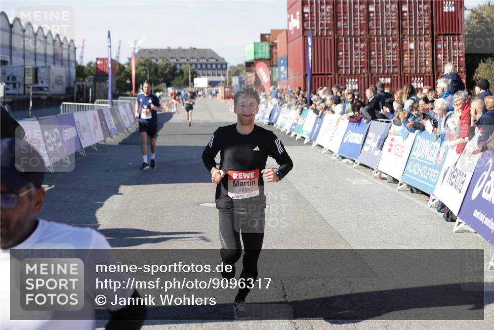 03.10.2025 - Köhlbrandbrückenlauf Jannik Wohlers http://msf.ph/oto/9096317 03.10.2025 12:55:31 Ziel 4089, 4104, 4233, 6091 meine-sportfotos.de