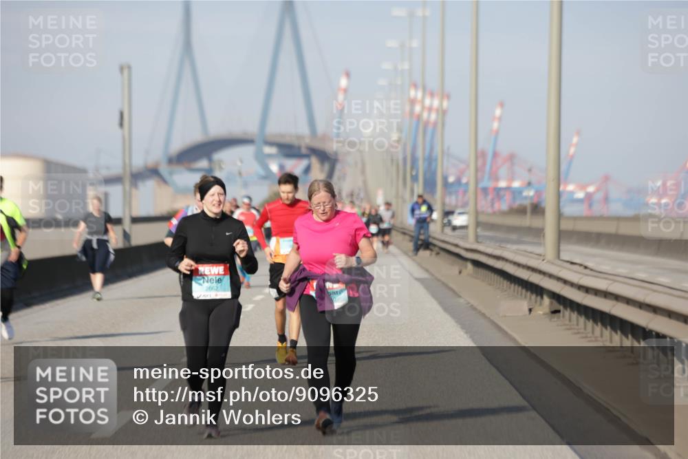 03.10.2025 - Köhlbrandbrückenlauf Jannik Wohlers http://msf.ph/oto/9096325 03.10.2025 10:17:15 Position 3 2662 meine-sportfotos.de