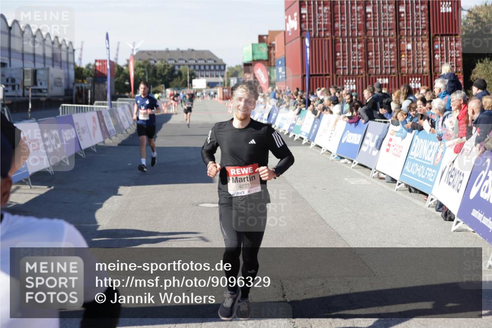 03.10.2025 - Köhlbrandbrückenlauf Jannik Wohlers http://msf.ph/oto/9096329 03.10.2025 12:55:31 Ziel 4089, 4104, 4233, 6091 meine-sportfotos.de