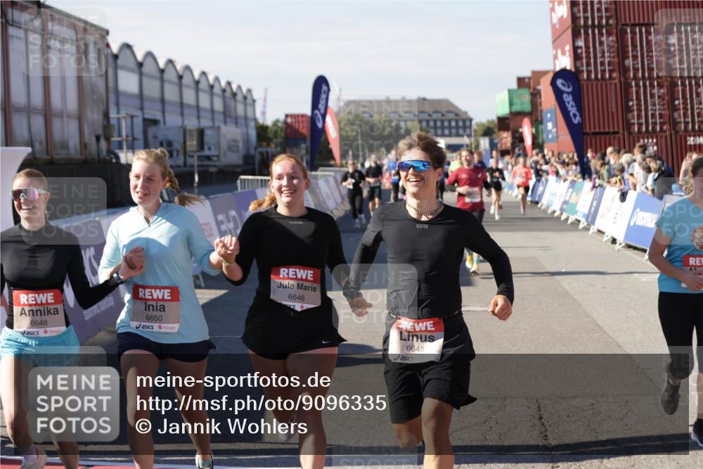 03.10.2025 - Köhlbrandbrückenlauf Jannik Wohlers http://msf.ph/oto/9096335 03.10.2025 13:21:02 Ziel 4680, 4749, 4915, 4916, 5006, 5084, 5130, 5156, 5169, 5363, 5377, 5501, 6282, 6296, 6645, 6646, 6648, 6650, 6756, 6780 meine-sportfotos.de