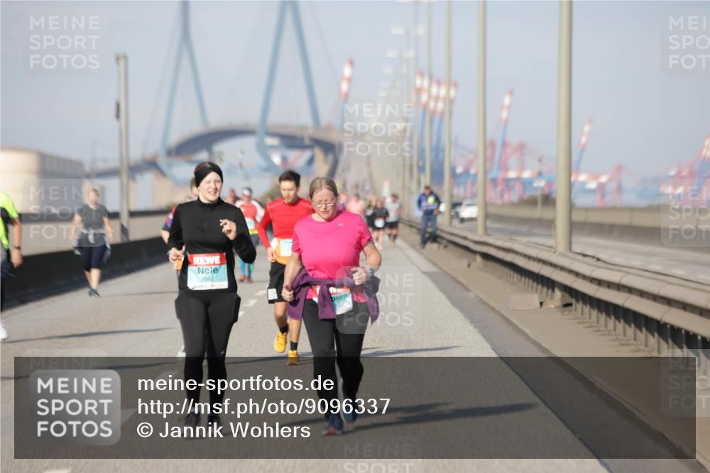 03.10.2025 - Köhlbrandbrückenlauf Jannik Wohlers http://msf.ph/oto/9096337 03.10.2025 10:17:16 Position 3 2662 meine-sportfotos.de