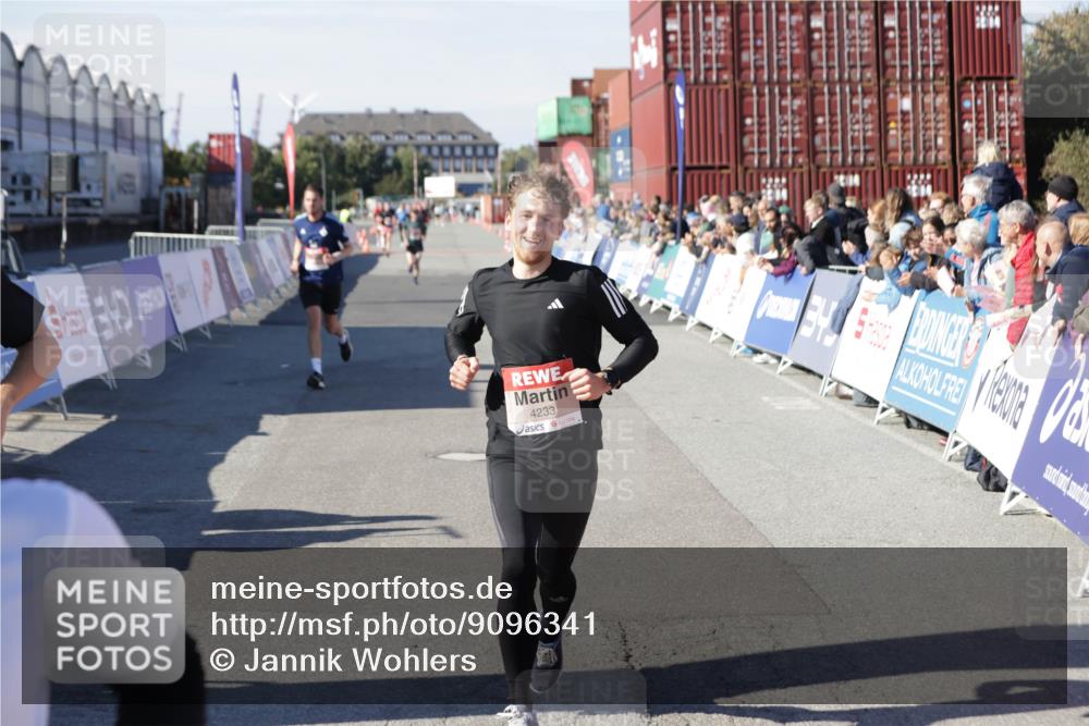 03.10.2025 - Köhlbrandbrückenlauf Jannik Wohlers http://msf.ph/oto/9096341 03.10.2025 12:55:31 Ziel 4089, 4104, 4233, 6091 meine-sportfotos.de