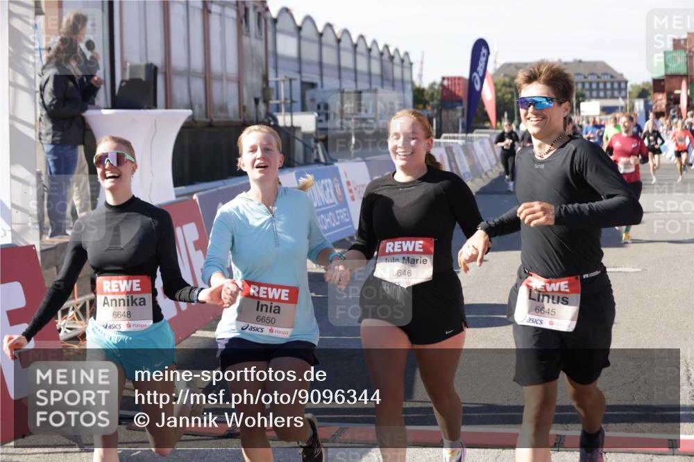 03.10.2025 - Köhlbrandbrückenlauf Jannik Wohlers http://msf.ph/oto/9096344 03.10.2025 13:21:02 Ziel 4680, 4749, 4915, 4916, 5006, 5084, 5130, 5156, 5169, 5363, 5377, 5501, 6282, 6296, 6645, 6646, 6648, 6650, 6756, 6780 meine-sportfotos.de