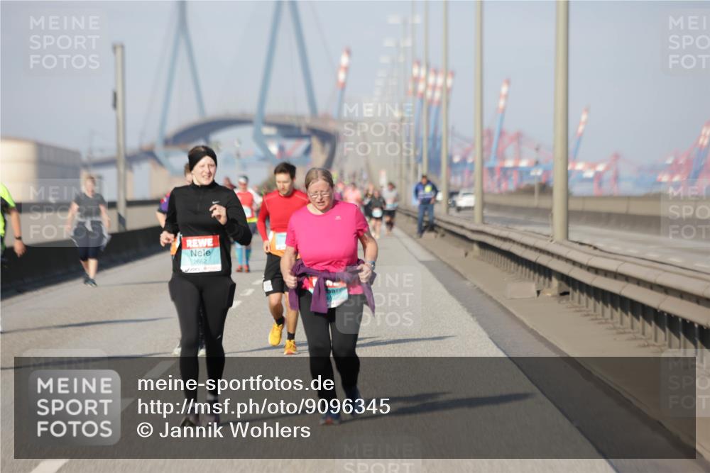 03.10.2025 - Köhlbrandbrückenlauf Jannik Wohlers http://msf.ph/oto/9096345 03.10.2025 10:17:16 Position 3 2662 meine-sportfotos.de