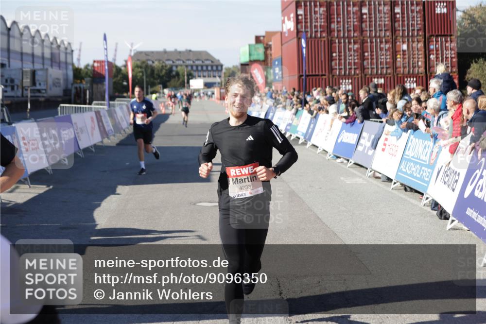 03.10.2025 - Köhlbrandbrückenlauf Jannik Wohlers http://msf.ph/oto/9096350 03.10.2025 12:55:31 Ziel 4089, 4104, 4233, 6091 meine-sportfotos.de