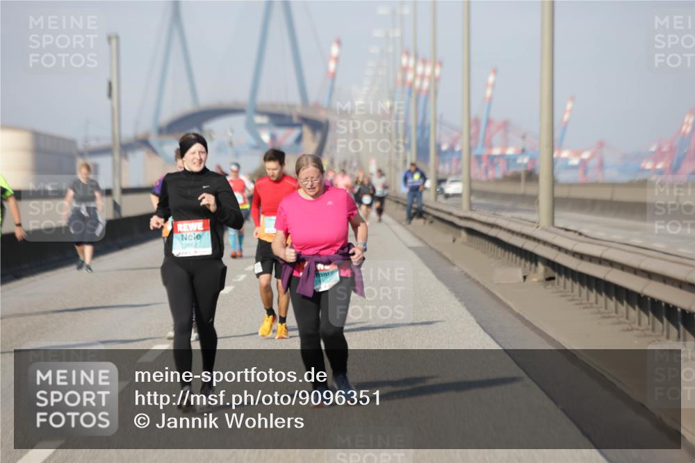 03.10.2025 - Köhlbrandbrückenlauf Jannik Wohlers http://msf.ph/oto/9096351 03.10.2025 10:17:16 Position 3 2662 meine-sportfotos.de