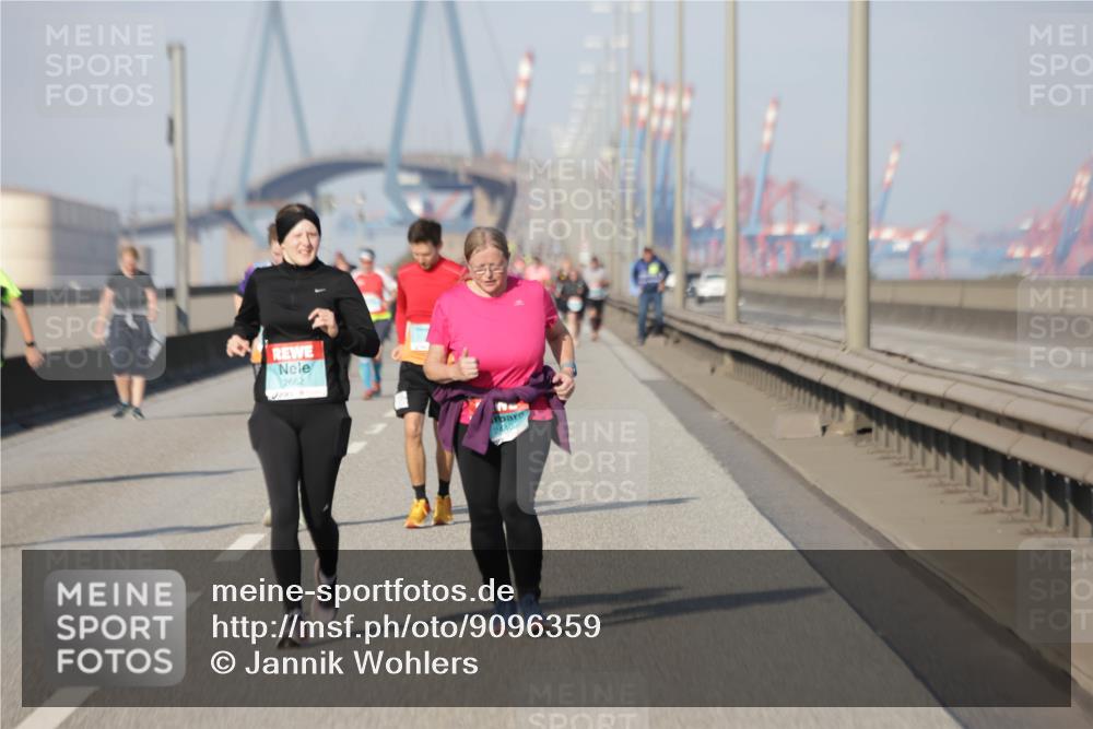 03.10.2025 - Köhlbrandbrückenlauf Jannik Wohlers http://msf.ph/oto/9096359 03.10.2025 10:17:16 Position 3 2662, 2440 meine-sportfotos.de