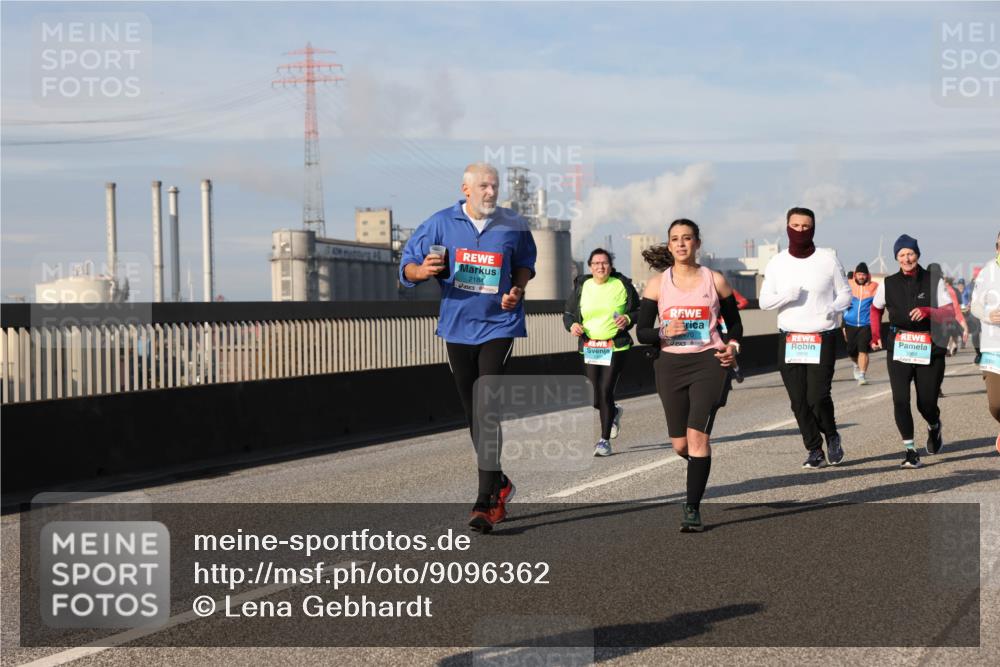 03.10.2025 - Köhlbrandbrückenlauf Lena Gebhardt http://msf.ph/oto/9096362 03.10.2025 10:09:59 Position 2 2184, 8001, 3000 meine-sportfotos.de