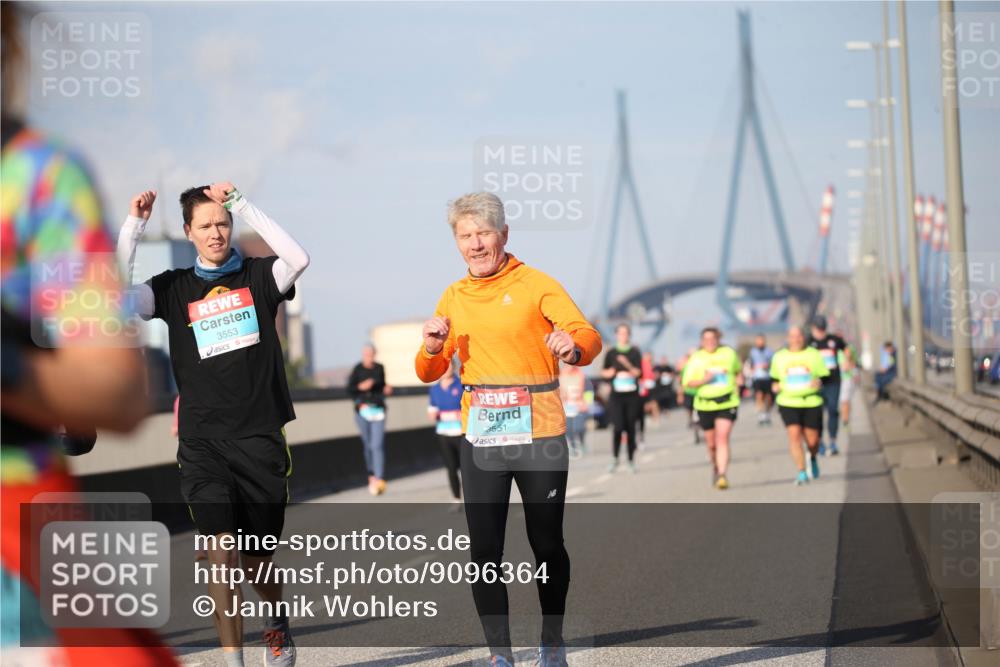 03.10.2025 - Köhlbrandbrückenlauf Jannik Wohlers http://msf.ph/oto/9096364 03.10.2025 10:14:41 Position 3 3553, 3551 meine-sportfotos.de