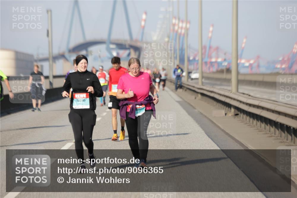 03.10.2025 - Köhlbrandbrückenlauf Jannik Wohlers http://msf.ph/oto/9096365 03.10.2025 10:17:16 Position 3 2662, 440 meine-sportfotos.de
