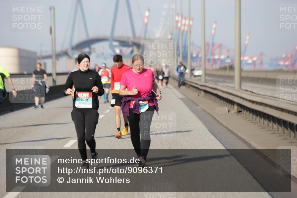 03.10.2025 - Köhlbrandbrückenlauf Jannik Wohlers http://msf.ph/oto/9096371 03.10.2025 10:17:16 Position 3 2662, 2440 meine-sportfotos.de