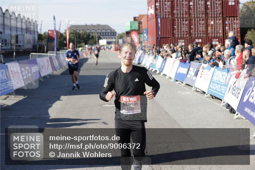 03.10.2025 - Köhlbrandbrückenlauf Jannik Wohlers http://msf.ph/oto/9096372 03.10.2025 12:55:31 Ziel 4089, 4104, 4233, 6091 meine-sportfotos.de