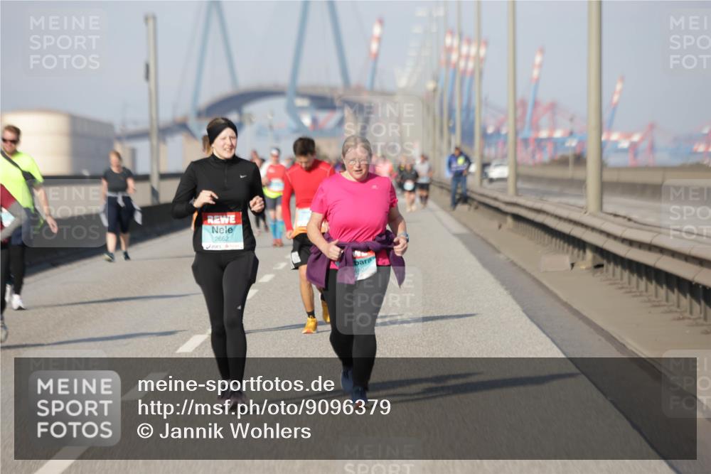 03.10.2025 - Köhlbrandbrückenlauf Jannik Wohlers http://msf.ph/oto/9096379 03.10.2025 10:17:16 Position 3 2662 meine-sportfotos.de