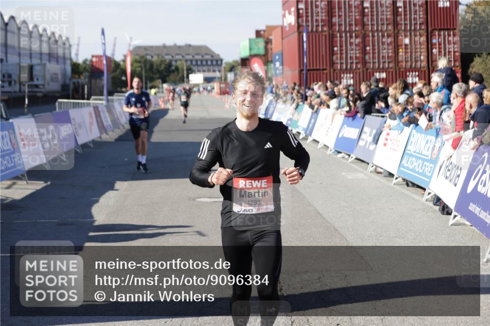 03.10.2025 - Köhlbrandbrückenlauf Jannik Wohlers http://msf.ph/oto/9096384 03.10.2025 12:55:32 Ziel 4089, 4104, 4233, 6091 meine-sportfotos.de