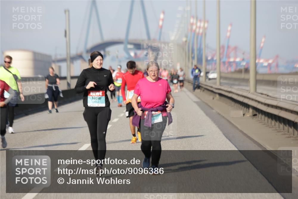 03.10.2025 - Köhlbrandbrückenlauf Jannik Wohlers http://msf.ph/oto/9096386 03.10.2025 10:17:16 Position 3 2662, 2440 meine-sportfotos.de