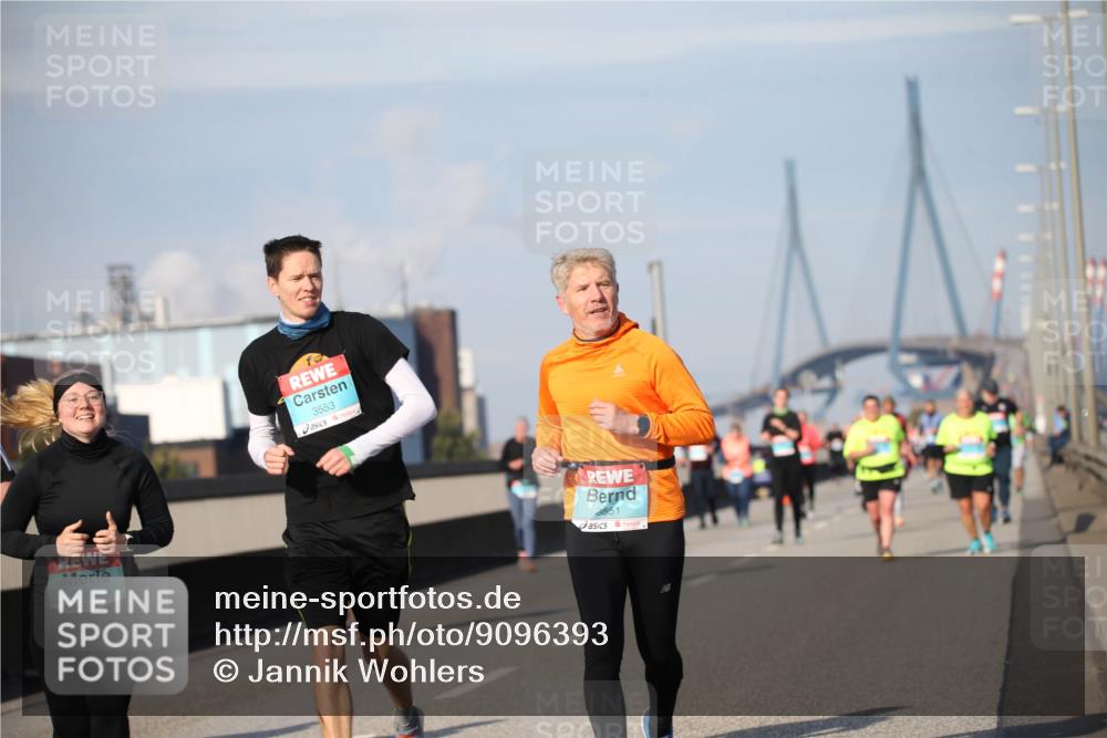 03.10.2025 - Köhlbrandbrückenlauf Jannik Wohlers http://msf.ph/oto/9096393 03.10.2025 10:14:42 Position 3 3552, 3553, 3551 meine-sportfotos.de