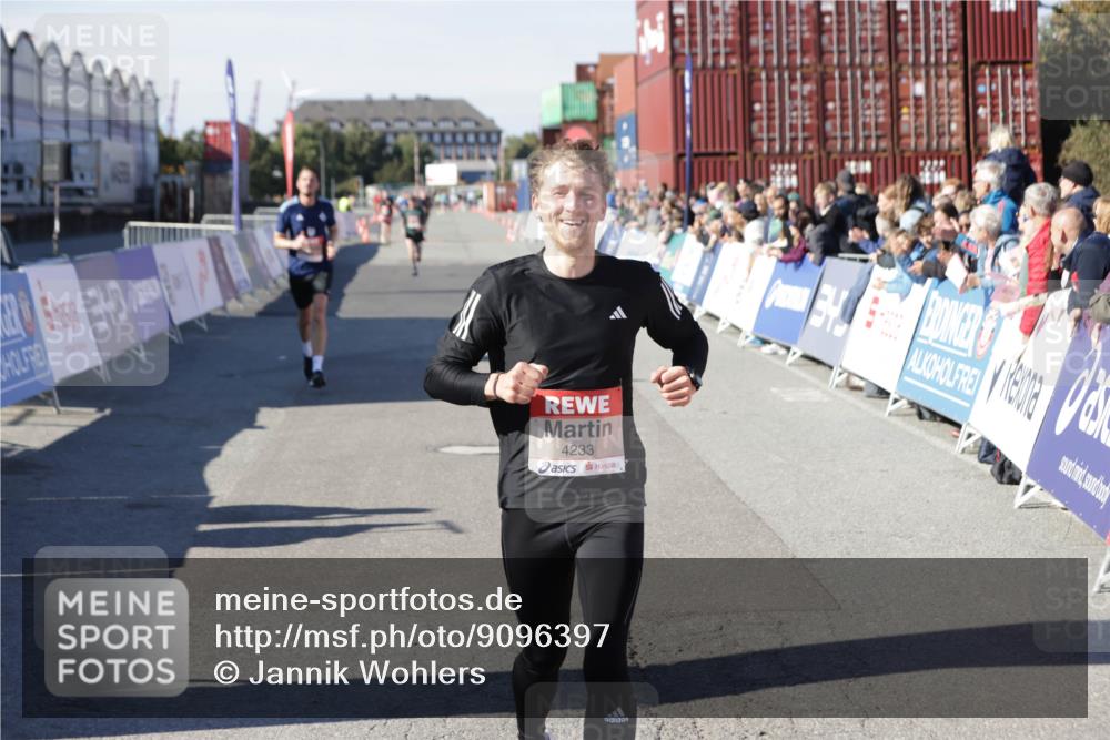 03.10.2025 - Köhlbrandbrückenlauf Jannik Wohlers http://msf.ph/oto/9096397 03.10.2025 12:55:32 Ziel 4089, 4104, 4233, 6091 meine-sportfotos.de