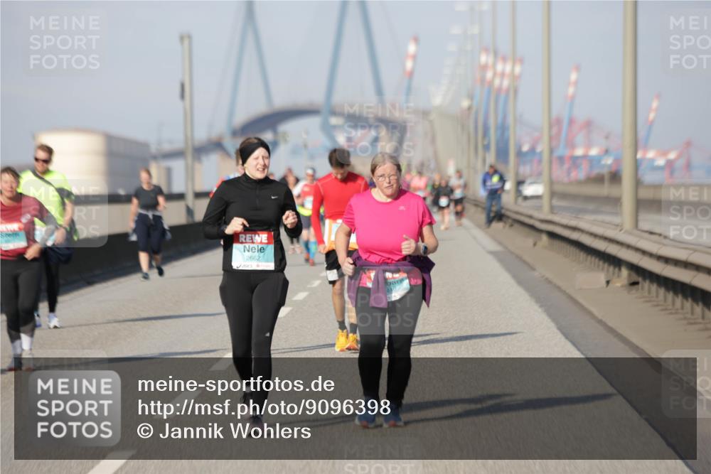 03.10.2025 - Köhlbrandbrückenlauf Jannik Wohlers http://msf.ph/oto/9096398 03.10.2025 10:17:16 Position 3 2662 meine-sportfotos.de