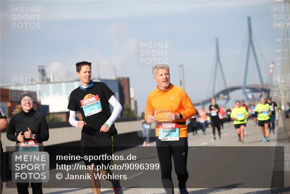 03.10.2025 - Köhlbrandbrückenlauf Jannik Wohlers http://msf.ph/oto/9096399 03.10.2025 10:14:42 Position 3 3552, 3553, 3551 meine-sportfotos.de