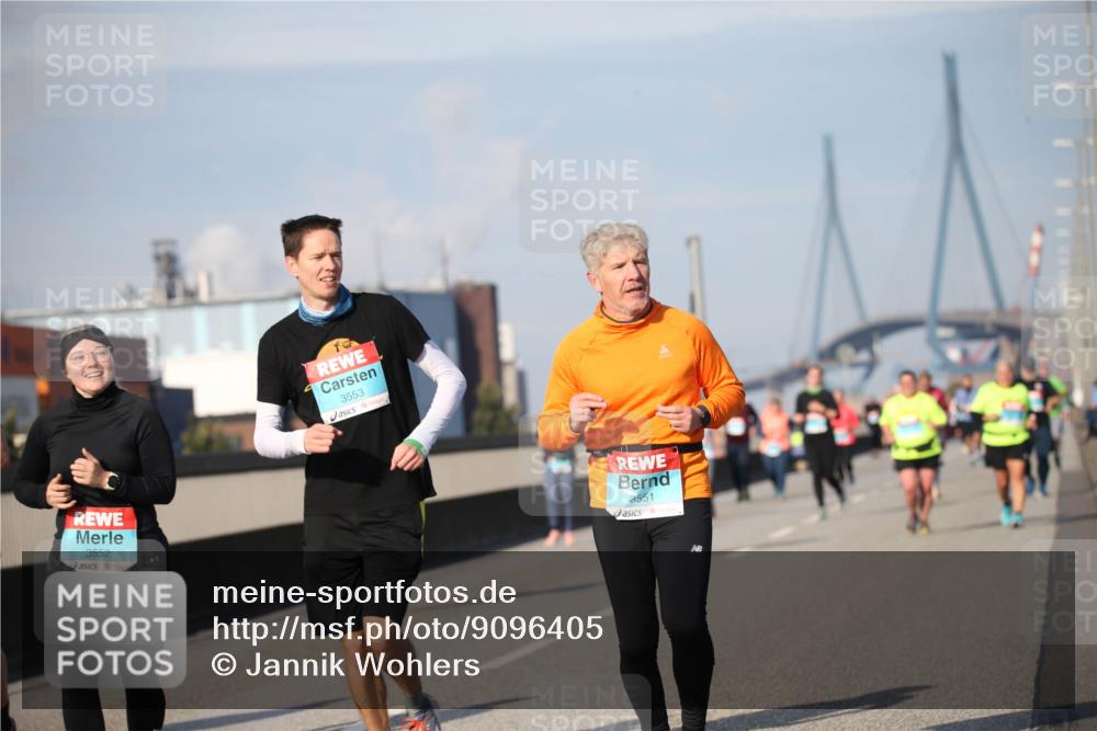 03.10.2025 - Köhlbrandbrückenlauf Jannik Wohlers http://msf.ph/oto/9096405 03.10.2025 10:14:42 Position 3 3552, 3553, 3551 meine-sportfotos.de