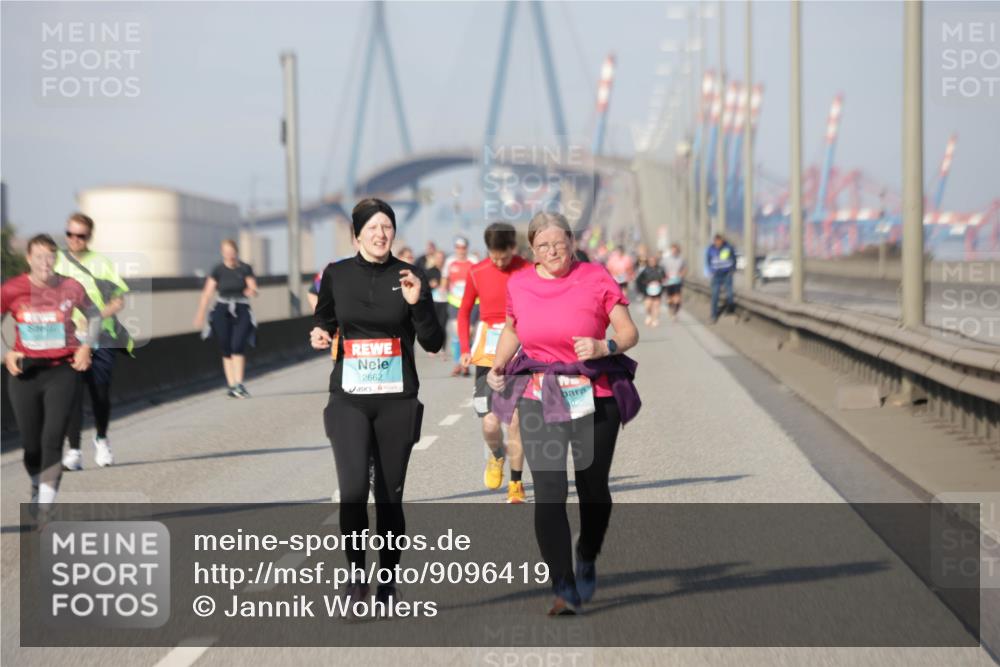 03.10.2025 - Köhlbrandbrückenlauf Jannik Wohlers http://msf.ph/oto/9096419 03.10.2025 10:17:16 Position 3 2662 meine-sportfotos.de