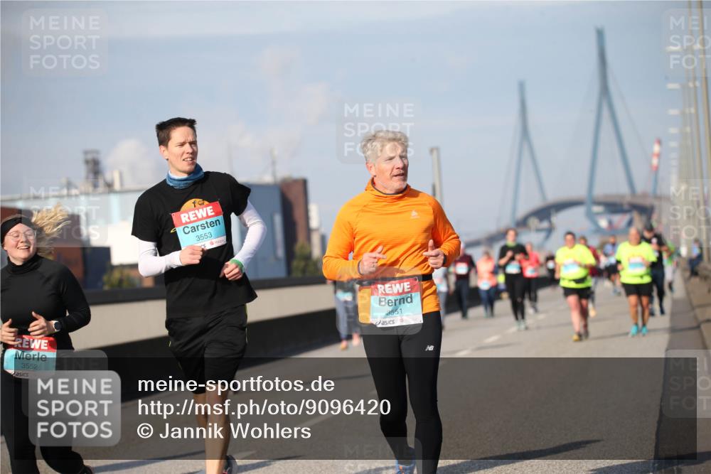 03.10.2025 - Köhlbrandbrückenlauf Jannik Wohlers http://msf.ph/oto/9096420 03.10.2025 10:14:42 Position 3 3552, 3553, 3551 meine-sportfotos.de