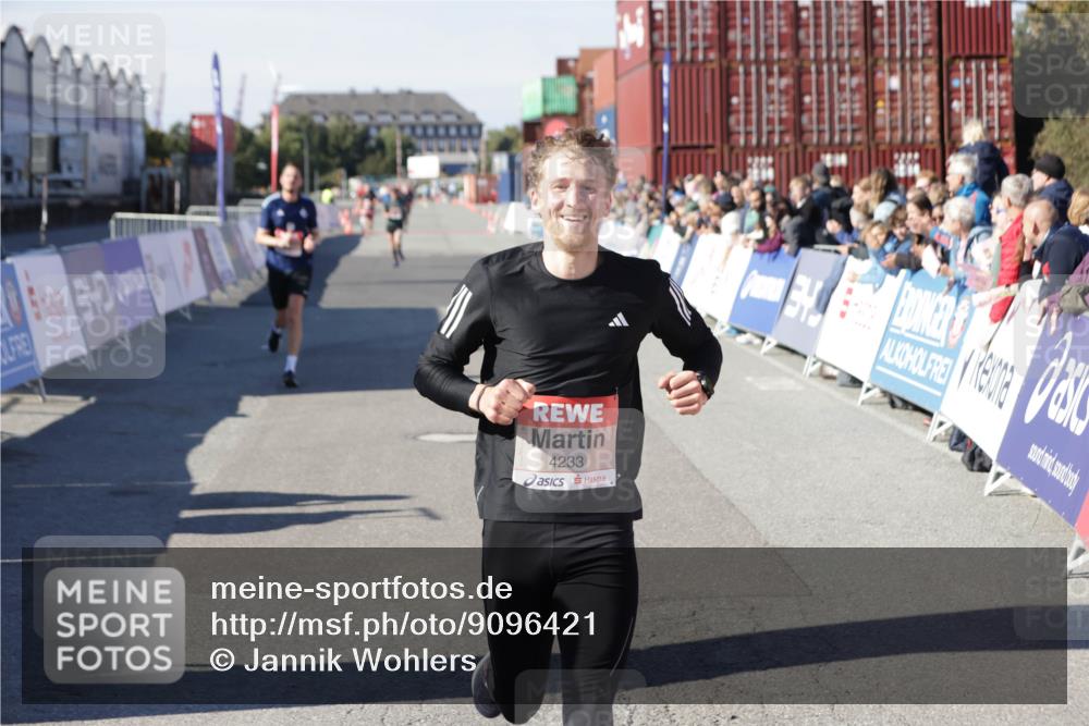 03.10.2025 - Köhlbrandbrückenlauf Jannik Wohlers http://msf.ph/oto/9096421 03.10.2025 12:55:32 Ziel 4089, 4104, 4233, 6091 meine-sportfotos.de