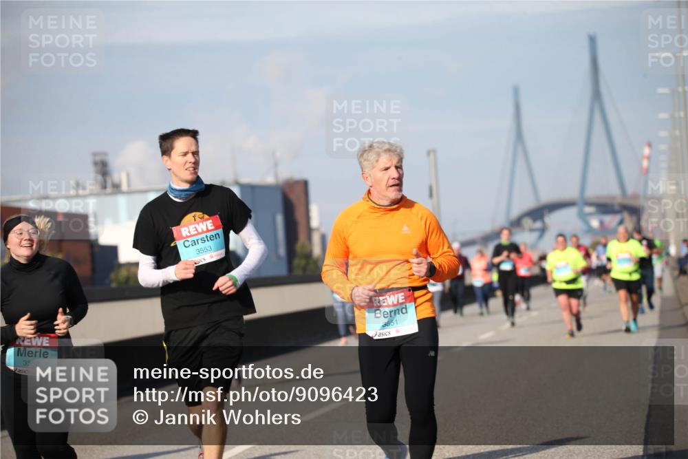 03.10.2025 - Köhlbrandbrückenlauf Jannik Wohlers http://msf.ph/oto/9096423 03.10.2025 10:14:42 Position 3 3552, 3553, 3551 meine-sportfotos.de