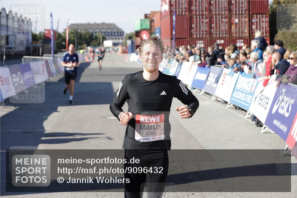 03.10.2025 - Köhlbrandbrückenlauf Jannik Wohlers http://msf.ph/oto/9096432 03.10.2025 12:55:32 Ziel 4089, 4104, 4233, 6091 meine-sportfotos.de