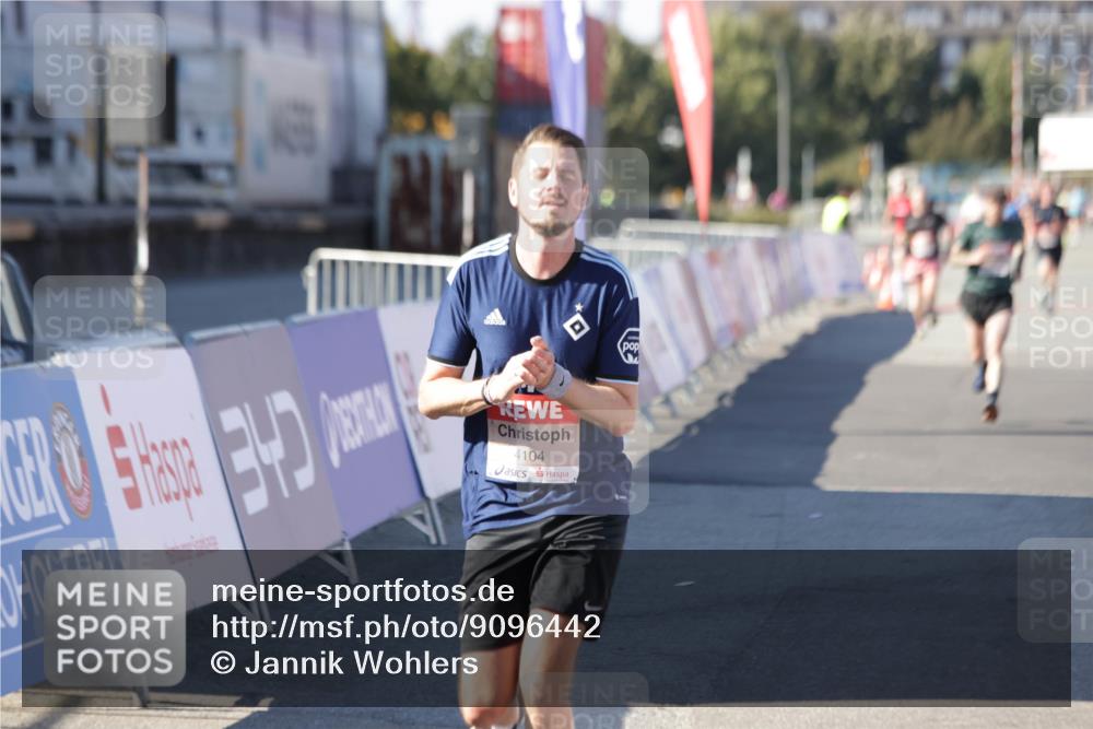 03.10.2025 - Köhlbrandbrückenlauf Jannik Wohlers http://msf.ph/oto/9096442 03.10.2025 12:55:33 Ziel 4089, 4104, 4233, 6091 meine-sportfotos.de
