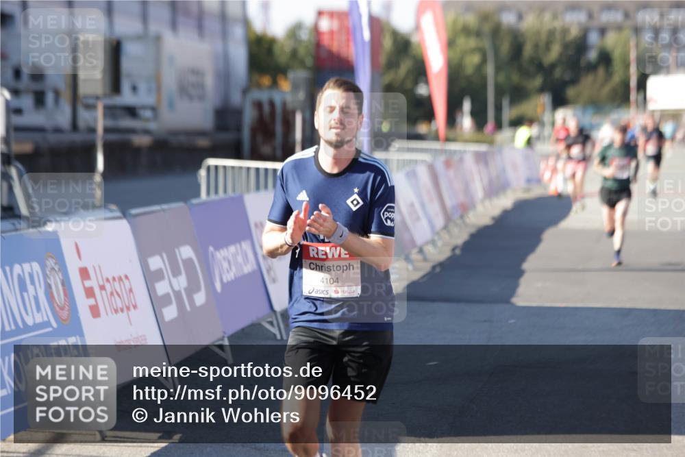 03.10.2025 - Köhlbrandbrückenlauf Jannik Wohlers http://msf.ph/oto/9096452 03.10.2025 12:55:33 Ziel 4089, 4104, 4233, 6091 meine-sportfotos.de