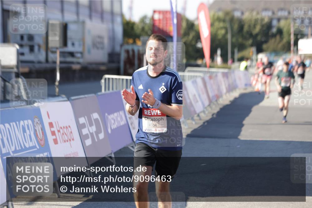 03.10.2025 - Köhlbrandbrückenlauf Jannik Wohlers http://msf.ph/oto/9096463 03.10.2025 12:55:33 Ziel 4089, 4104, 4233, 6091 meine-sportfotos.de