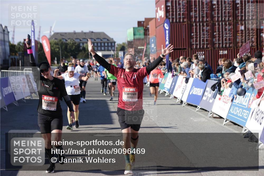03.10.2025 - Köhlbrandbrückenlauf Jannik Wohlers http://msf.ph/oto/9096469 03.10.2025 13:21:05 Ziel 4393, 4680, 4749, 5006, 5130, 5156, 5169, 5265, 5363, 5377, 5501, 5618, 5746, 5878, 5882, 6282, 6296, 6645, 6646, 6648, 6650, 6756, 6780 meine-sportfotos.de